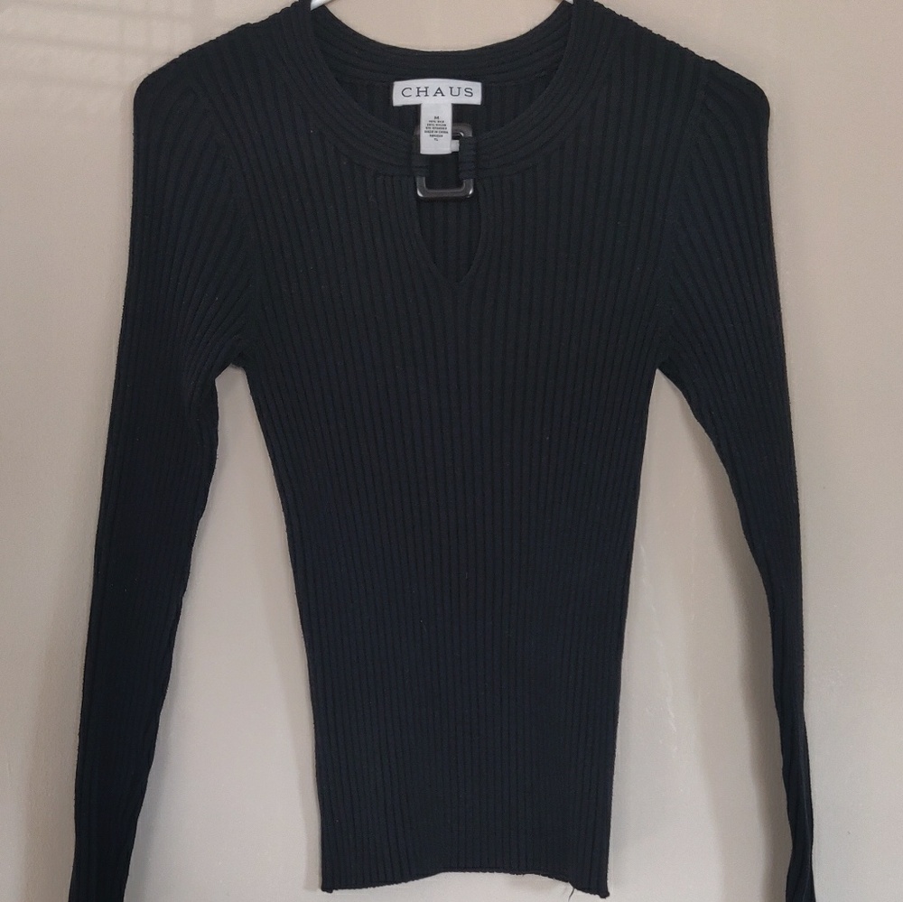 Sweater. Longsleeve. Key hole. Black